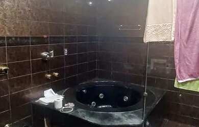 Imagem: A casa possui 3 Dormitórios, 2 Banheiros, 3 Vagas na garagem