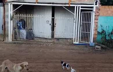 Imagem: A casa possui 3 Dormitórios, 2 Banheiros, 2 Vagas na garagem