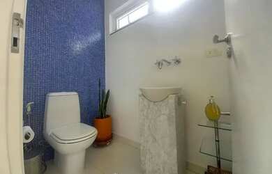 Imagem 9: Casa com Arquitetura Moderna toda Envidraçada em local alto com linda vista!