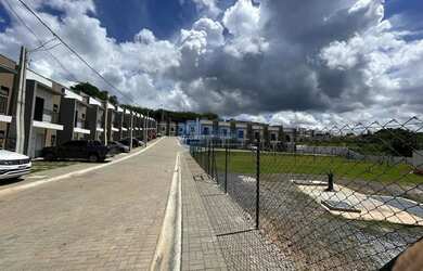 Imagem: A casa em condomínio possui 3 Dormitórios, 1 Banheiro, 2 Vagas