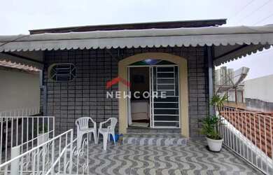 Imagem: A casa possui 4 Dormitórios, 2 Banheiros, 1 Vaga na garagem