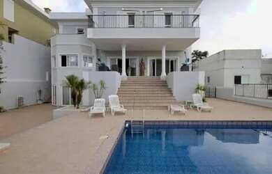 Imagem: A casa em condomínio possui 5 Dormitórios, 5 Banheiros, 5