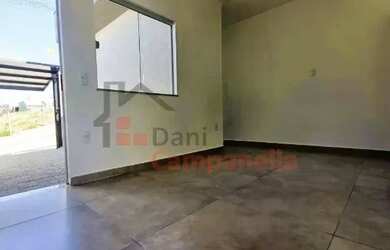 Imagem: A casa possui 3 Dormitórios, 2 Banheiros, 1 Vaga na garagem