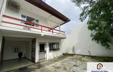 Imagem: A casa possui 4 Dormitórios, 4 Banheiros, 4 Vagas na garagem