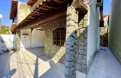 Imagem: A casa possui 3 Dormitórios, 2 Banheiros, 2 Vagas na garagem