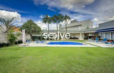 Imagem: A casa possui 4 Dormitórios, 5 Banheiros, 4 Vagas na garagem