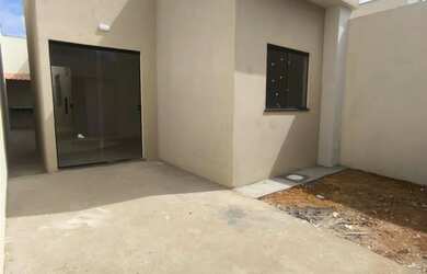 Imagem: A casa possui 2 Dormitórios, 1 Banheiro, 2 Vagas na garagem