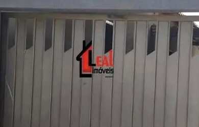 Imagem: A casa possui 3 Dormitórios, 1 Banheiro, 2 Vagas na garagem