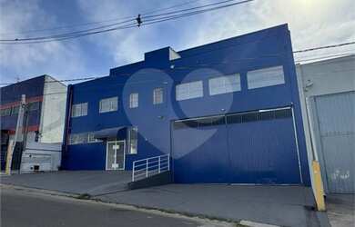 Imagem: O depósito possui 5 Vagas na garagem, 972m² de Área e está