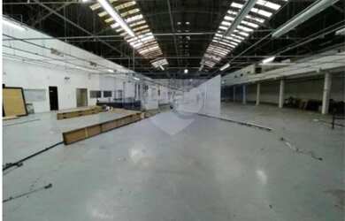 Imagem: O depósito possui 5 Vagas na garagem, 4370m² de Área e está