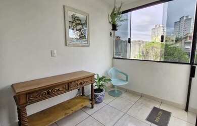 Imagem: A casa possui 3 Dormitórios, 2 Banheiros, 5 Vagas na garagem