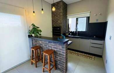 Imagem: A casa em condomínio possui 5 Dormitórios, 3 Banheiros, 4