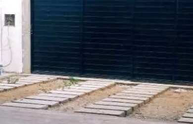 Imagem: A casa possui 3 Dormitórios, 2 Banheiros, 3 Vagas na garagem