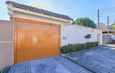 Imagem: A casa possui 5 Dormitórios, 3 Banheiros, 2 Vagas na garagem