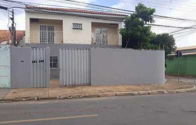 Imagem: A casa possui 5 Dormitórios, 3 Banheiros, 5 Vagas na garagem