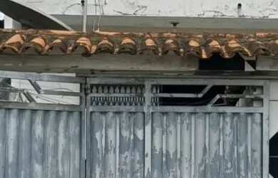 Imagem: A casa possui 3 Dormitórios, 2 Banheiros, 1 Vaga na garagem