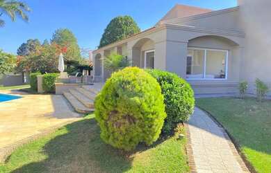 Imagem: A casa em condomínio possui 5 Dormitórios, 5 Banheiros, 4