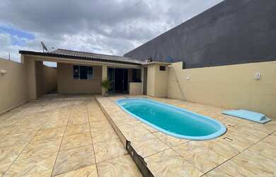 Imagem: A casa possui 2 Dormitórios, 2 Banheiros, 3 Vagas na garagem