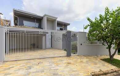 Imagem: A casa possui 4 Dormitórios, 2 Banheiros, 4 Vagas na garagem