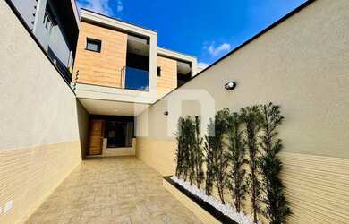 Imagem: A casa possui 3 Dormitórios, 5 Banheiros, 3 Vagas na garagem