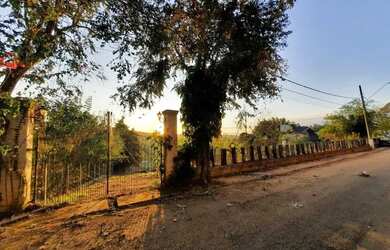 Imagem: O terreno possui 8000m² de Área e está localizado em Chácaras