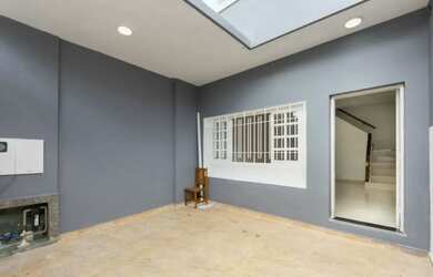 Imagem: A casa possui 3 Dormitórios, 2 Banheiros, 1 Vaga na garagem