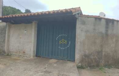 Imagem: A casa possui 4 Dormitórios, 2 Banheiros, 4 Vagas na garagem