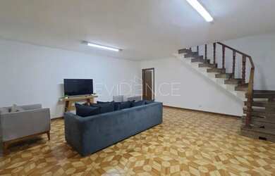 Imagem: O depósito para alugar possui 4 Vagas na garagem e 214m² de