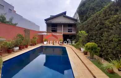 Imagem: A casa possui 4 Dormitórios, 4 Banheiros, 5 Vagas na garagem