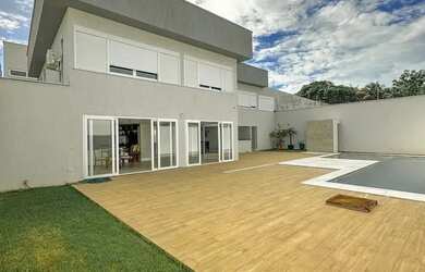 Imagem: A casa possui 5 Dormitórios, 5 Banheiros, 4 Vagas na garagem