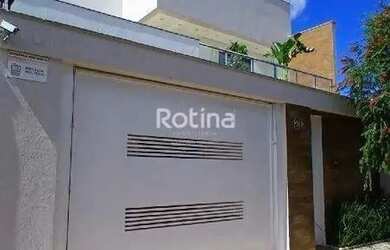 Imagem: A casa possui 3 Dormitórios, 5 Banheiros, 3 Vagas na garagem