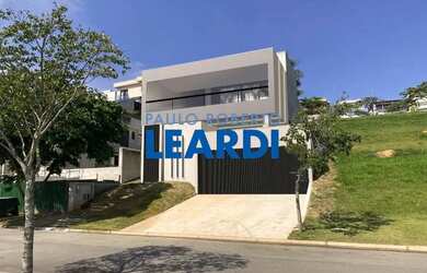 Imagem: A casa em condomínio possui 4 Dormitórios, 5 Banheiros, 3