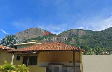 Imagem: A casa em condomínio possui 5 Dormitórios, 3 Banheiros, 2