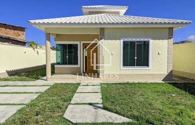 Imagem: A casa possui 3 Dormitórios, 2 Banheiros, 2 Vagas na garagem