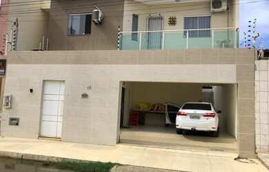 Imagem: A casa possui 3 Dormitórios, 2 Vagas na garagem, 160m² de