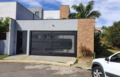 Imagem: A casa possui 3 Dormitórios, 3 Banheiros, 2 Vagas na garagem