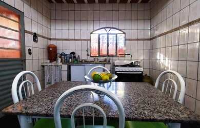 Imagem: A casa possui 3 Dormitórios, 2 Banheiros, 211m² de Área e