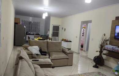 Imagem: A casa possui 3 Dormitórios, 1 Banheiro, 3 Vagas na garagem