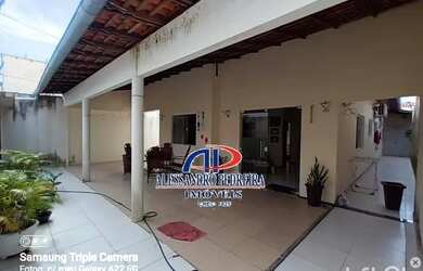 Imagem: A casa possui 3 Dormitórios, 2 Banheiros, 2 Vagas na garagem