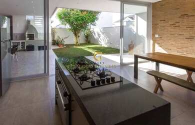 Imagem: A casa possui 3 Dormitórios, 5 Banheiros, 2 Vagas na garagem