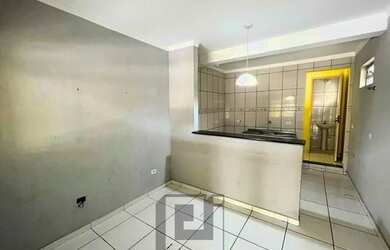 Imagem: A casa possui 2 Dormitórios, 1 Banheiro, 1 Vaga na garagem