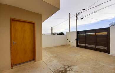 Imagem: A casa possui 2 Dormitórios, 2 Banheiros, 3 Vagas na garagem