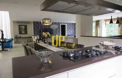 Imagem: A casa em condomínio possui 5 Dormitórios, 5 Banheiros, 824m²