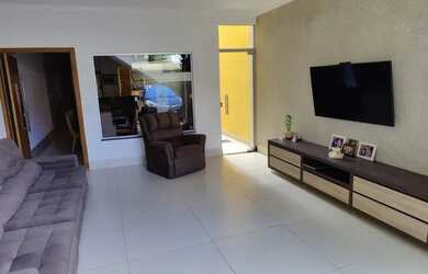 Imagem: A casa possui 3 Dormitórios, 3 Banheiros, 2 Vagas na garagem