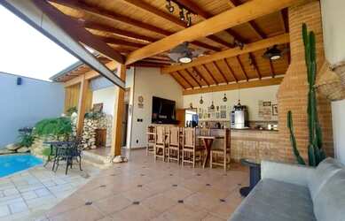 Imagem: A casa possui 3 Dormitórios, 2 Banheiros, 2 Vagas na garagem