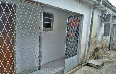 Imagem: A casa possui 3 Dormitórios, 1 Banheiro, 1 Vaga na garagem