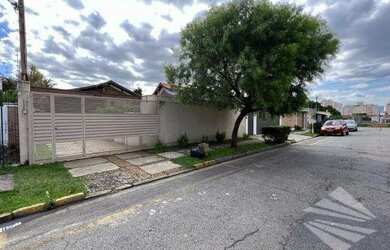 Imagem: A casa possui 4 Dormitórios, 2 Banheiros, 5 Vagas na garagem