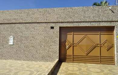 Imagem: A casa possui 5 Dormitórios, 4 Banheiros, 4 Vagas na garagem