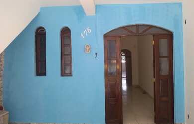 Imagem: A casa possui 3 Dormitórios, 2 Banheiros, 1 Vaga na garagem