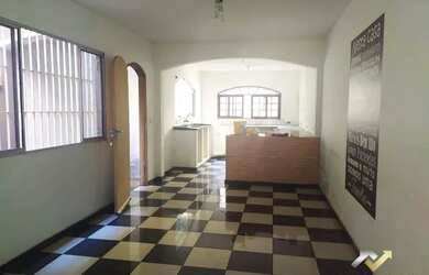 Imagem: A casa possui 4 Dormitórios, 3 Banheiros, 3 Vagas na garagem